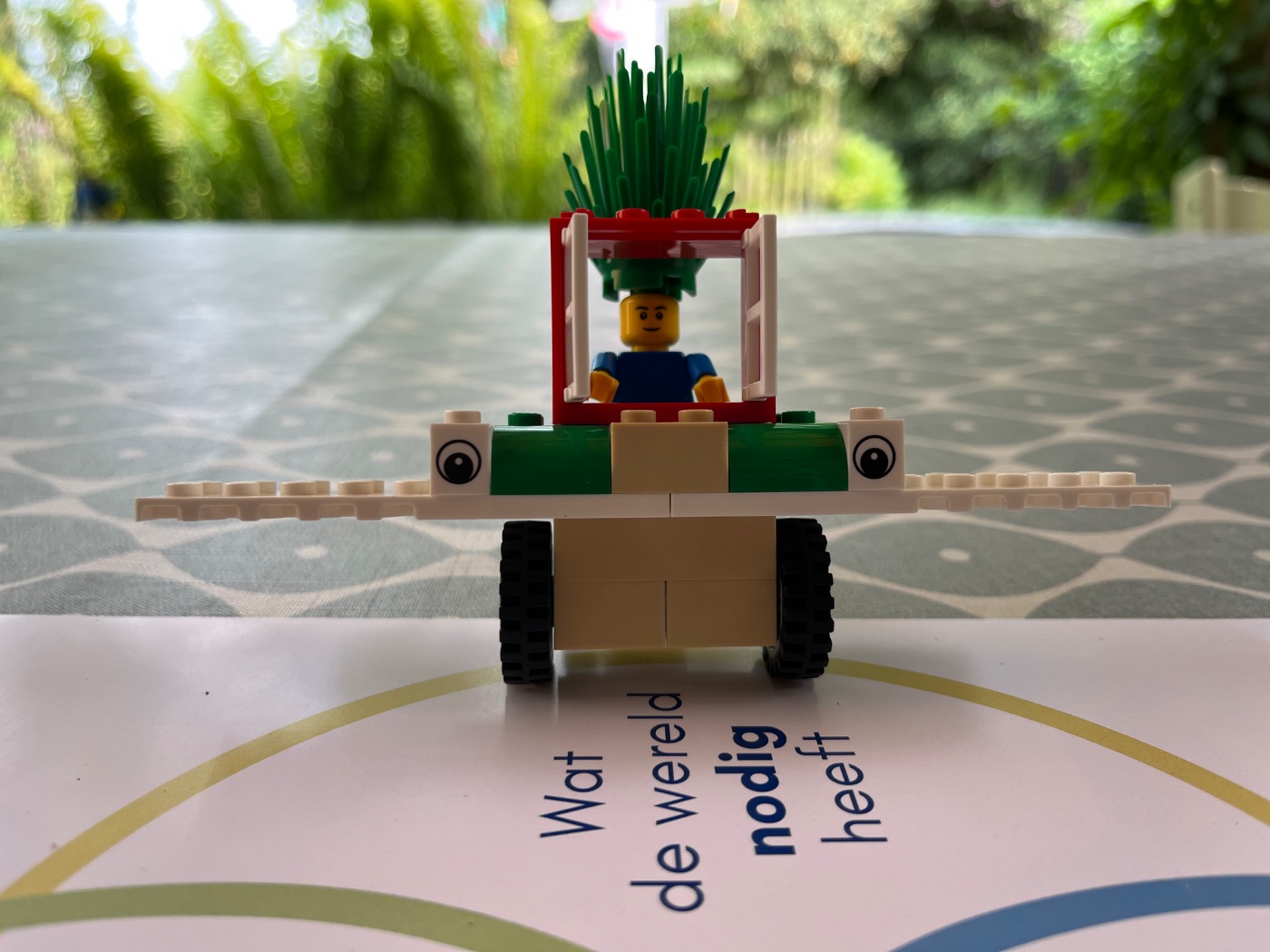 Een zelfgebouwd LEGO-model op het IKIGAI-werkblad, bij 'Wat de wereld nodig heeft'