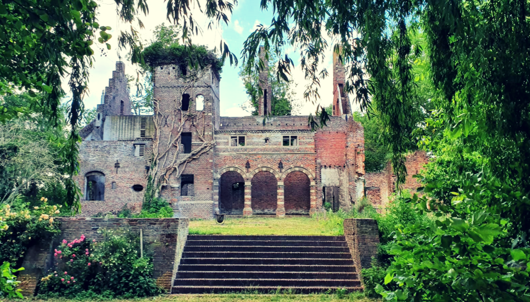 Kasteel Asten, de ruïne van een rijksmonument uit 1432 met trap en begroeiing