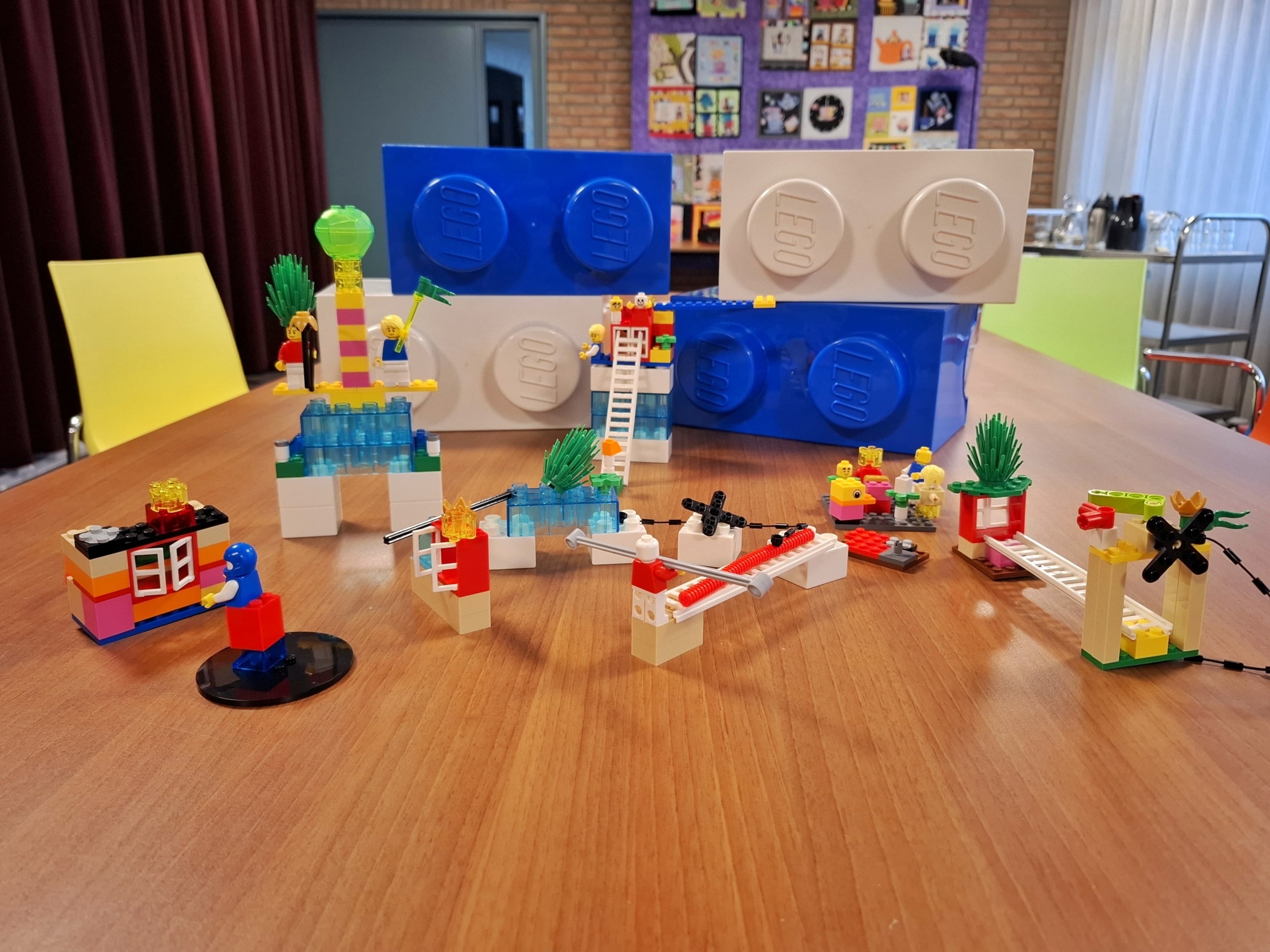 Bouwwerken van de LEGO Serious Play sessie bij Centrum de Cirkel op tafel